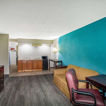 Days Inn By Wyndham Mobile I-65 Buitenkant foto