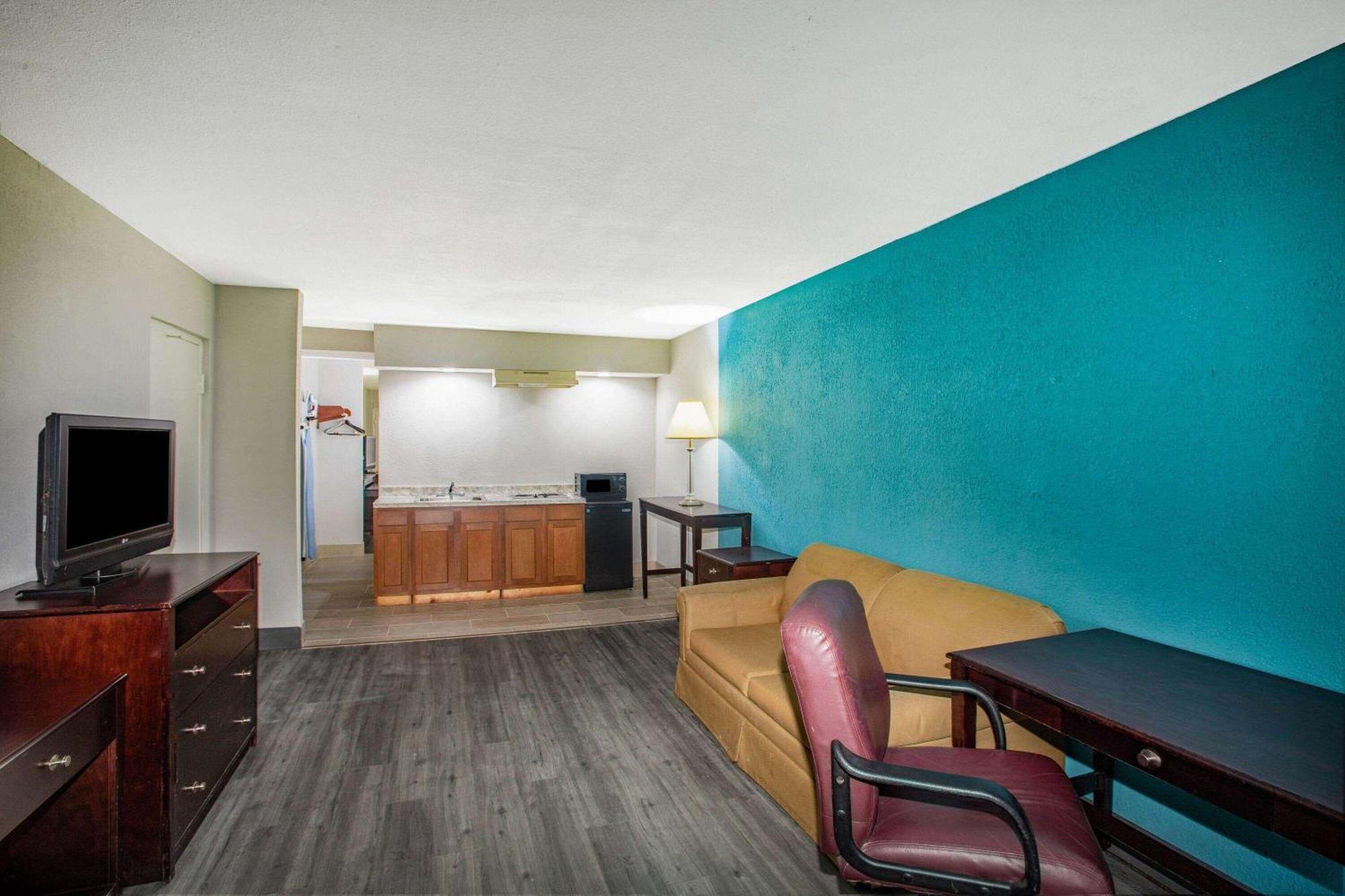 Days Inn By Wyndham Mobile I-65 Buitenkant foto