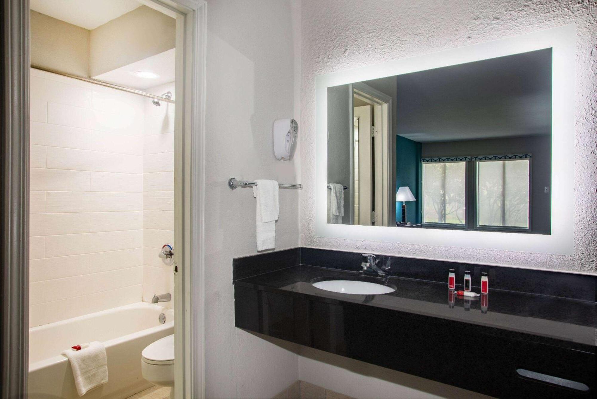 Days Inn By Wyndham Mobile I-65 Buitenkant foto