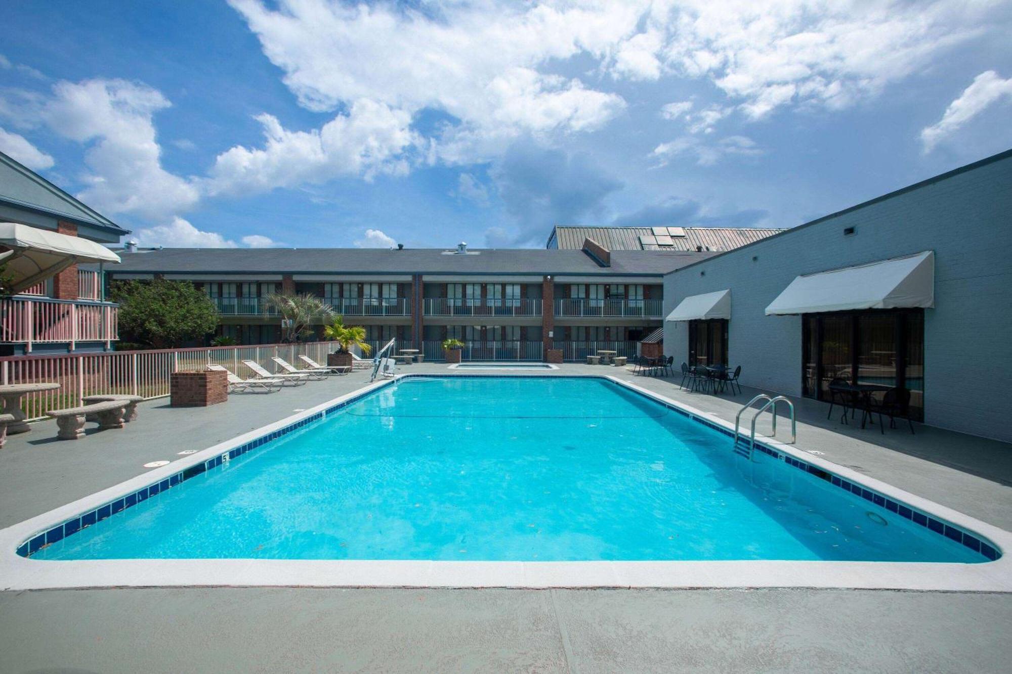 Days Inn By Wyndham Mobile I-65 Buitenkant foto